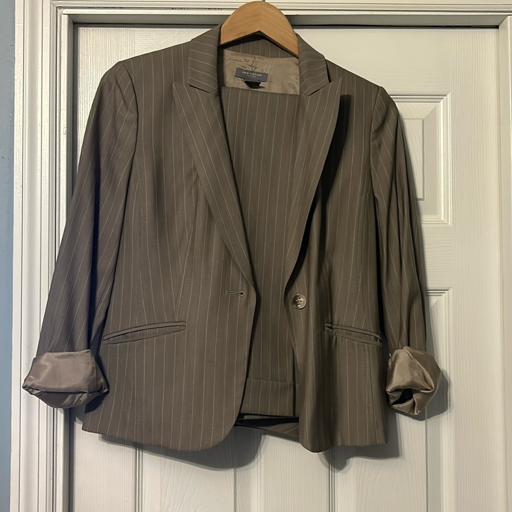 Ann Taylor ran and white full suit
